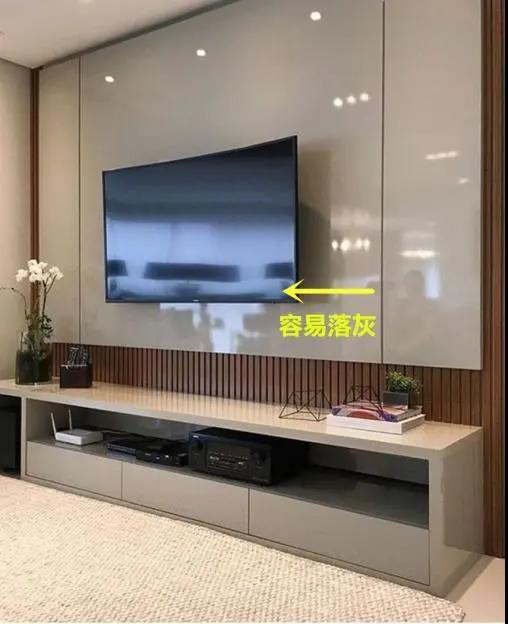 新一代電視墻應該這樣裝，打個柜子裝電視，邊角不留縫越看越大氣